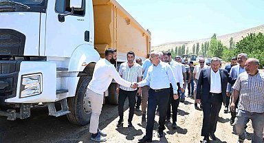 Büyükşehir, 55 mahalleyi birbirine bağlayan yolda standardı yükseltiyor