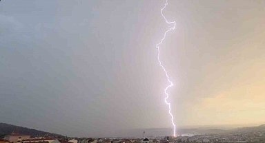 Çanakkale'de yıldırım yangın çıkardı