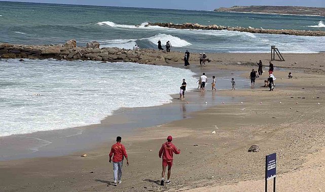 Cankurtaranların zorlu mesaisi: Yüksek dalgalara aldırış etmeyen vatandaşları tek tek uyardılar