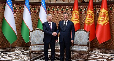 Caparov'dan Mirziyoyev'e birinci derece "Manas" nişanı