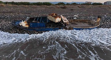 Caretta cerattaların yuvalama alanındaki kıyıya batık tekne vurdu