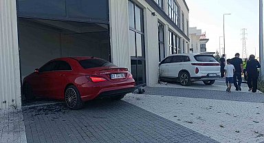 Çarpışan otomobiller hızını alamayıp iki ayrı kapıdan iş yerine girdi o anlar güvenlik kamerasına yansıdı