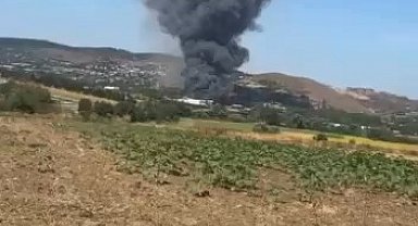 Çatalca'da bulunan bir iş yerinde yangın çıktı. Olay yerine çok sayıda itfaiye ekibi sevk edildi.