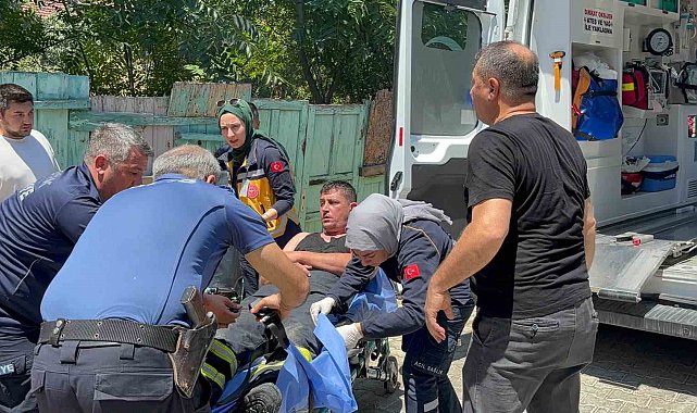 Çatı yangınına müdahale ederken bir alt kata düşen itfaiyeci yaralandı