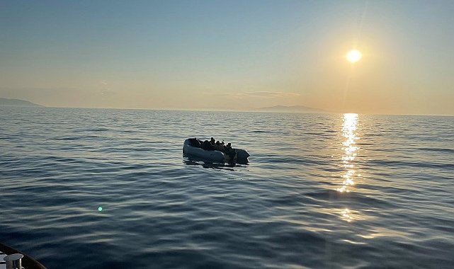 Çeşme'de hareketli lastik bottaki 20 düzensiz göçmen yakalandı