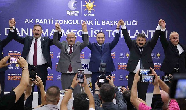 CHP'den istifa eden iki meclis üyesi AK Parti'ye geçti, rozetleri Bakan Kacır taktı