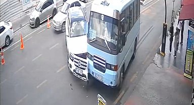 Cip ile yolcu minibüsünün çarpıştığı anlar kamerada