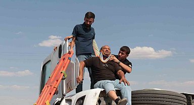 Cizre'de virajı alamayan tır devrildi: 1 yaralı