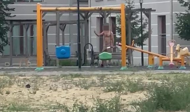 Çocuk parkında elinde bıçakla cinnet geçiren şahsı polisler ikna etti