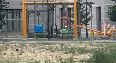 Çocuk parkında elinde bıçakla cinnet geçiren şahsı polisler ikna etti