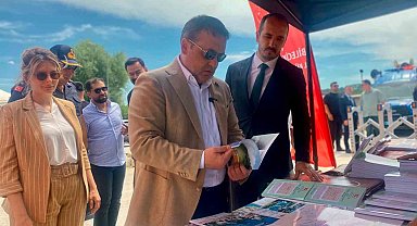 Çocuklar gezici kütüphanede kitap okudu