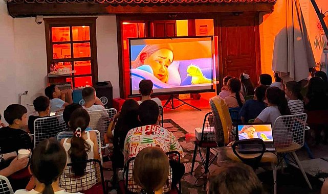 Çocuklar karne sevincini sinema etkinliğiyle kutladı