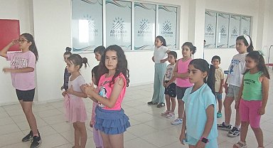 Çocuklar zumba ile hem eğleniyor hem spor yapıyor