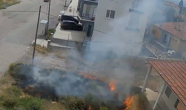 Çocukların maytapla çıkardığı ot yangını kamerada