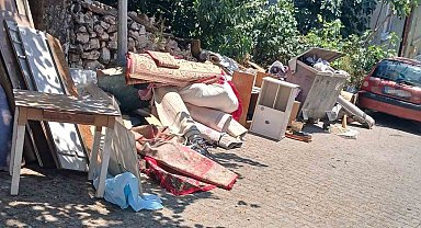 Çöpün kenarına ne buldularsa bıraktılar, mahalle sakinlerine muhtar isyan etti