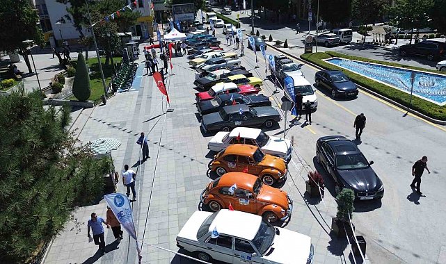 Çorum'da klasik otomobil rüzgarı: Vatandaşlar büyük ilgi gösterdi