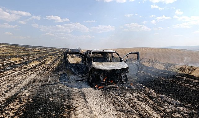 Çorum'da örtü yangınının sıçradığı hafif ticari araç küle döndü