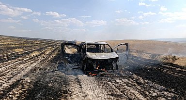 Çorum'da örtü yangınının sıçradığı hafif ticari araç küle döndü