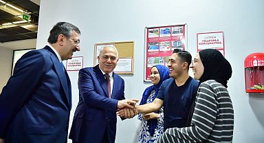 Cumhurbaşkanı Yardımcısı Cevdet Yılmaz, Fatih Merkez Kütüphanesi'ni ziyaret etti