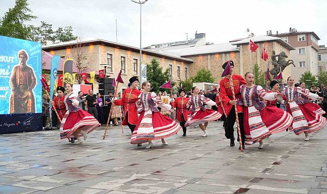 Dede Korkut Şölenleri'nde halk dansları ve müzik gösterileri ilgi gördü