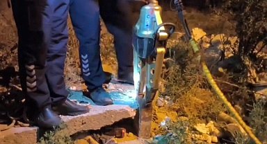 Demir borunun içinde ölümü bekleyen kirpi 1 saatlik operasyonla kurtarıldı