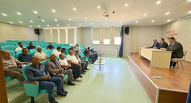 Demirözü'nde muhtarlarla değerlendirme toplantısı yapıldı