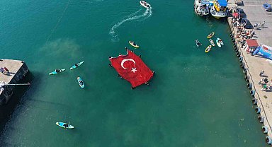 Denizcilik ve Kabotaj Bayramı'nda denizde açılan dev bayrak alkış aldı