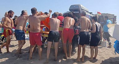 Denizde boğulma tehlikesi geçiren adama dakikalarca kalp masajı yaptılar