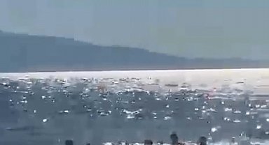Denizde dubaların dışına çıkan baba ve iki kızı ölüm tehlikesi atlattı