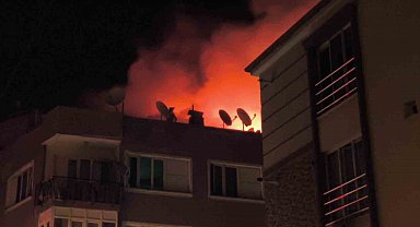 Denizli'de yanan çatıya hortumla çıkan vatandaş mahalleliye ecel terleri döktürdü