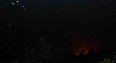 Denizli'deki orman yangını gece saatlerinde rüzgarın etkisiyle tekrardan etkili oldu