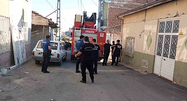 Depremde iki katlı müstakil evde kısmi göçük