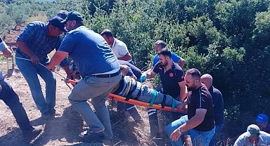 Dereye devrilen traktörün sürücüsü hayatını kaybetti