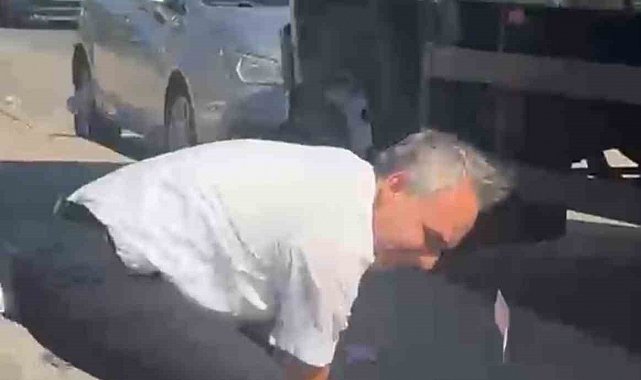 Deste deste paralar yola saçıldı, trafik tamamen durdu