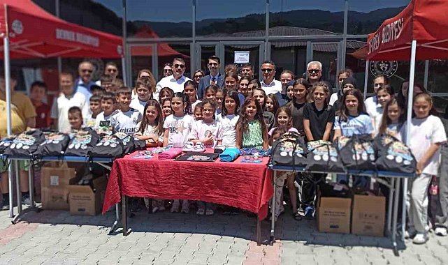 Devrek'te öğrencilere havuz malzemeleri hediye edildi