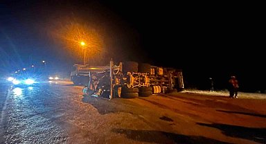 Devrilen beton mikserinin sürücüsü hafif yaralandı