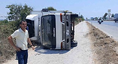 Devrilen kamyondan burnu kanamadan çıktı, aracının başında ekipleri bekledi