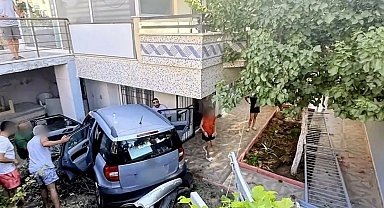 Didim'de araç evin bahçesine uçtu