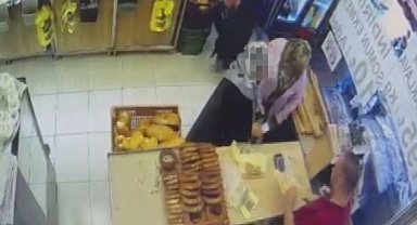 Dikkati dağılan kadının cüzdanını kaşla göz arasında çaldı
