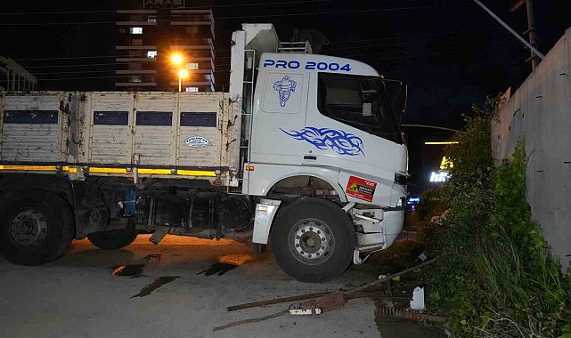 Direksiyon başında fenalaşan sürücü, istinat duvarına çarptı