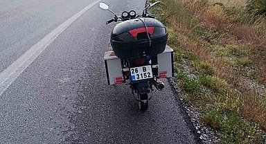 Direksiyon hâkimiyetini kaybeden motosiklet sürücüsü yoldan çıktı: 1 yaralı