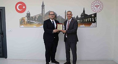 Diyarbakır Sağlık Müdürü Emre Asiltürk'ten Dicle İlçe Sağlık Müdürü Uzm. Dr. Fırat Köse'ye plaket