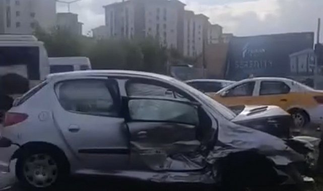 Diyarbakır'da iki otomobil çarpıştı: 3 yaralı