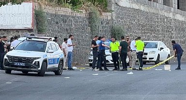 Diyarbakır'da seyir halindeki araca silahlı saldırı: 1 ağır yaralı