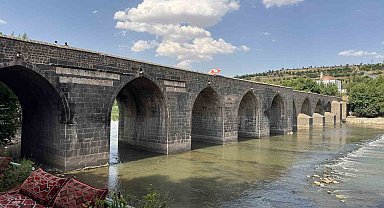 Diyarbakır'da sıcaklığın 40 dereceyi bulmasıyla tarihi mekanlar boş kaldı