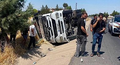 Diyarbakır'da tır devrildi: 1 yaralı