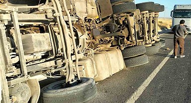 Diyarbakır'da tır şarampole devrildi: 1 yaralı