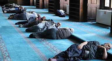 Diyarbakır'da turistler sıcak havadan korunmak için camilere sığındı