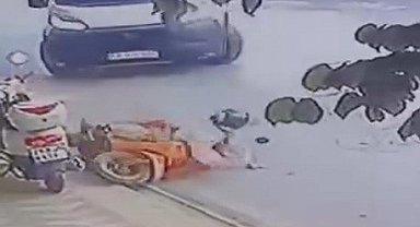 Dönüş yapan minibüs motosiklete böyle çarptı