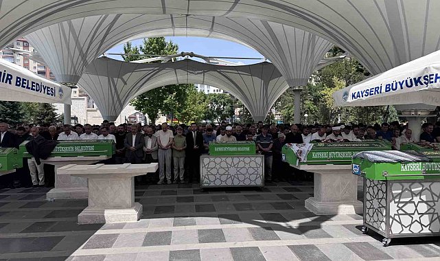 Düğün konvoyundaki kazada hayatını kaybeden genç kadın toprağa verildi
